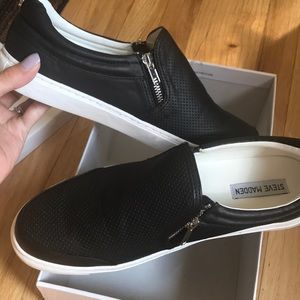 Slip on Steve Madden sneakers with zipper detail